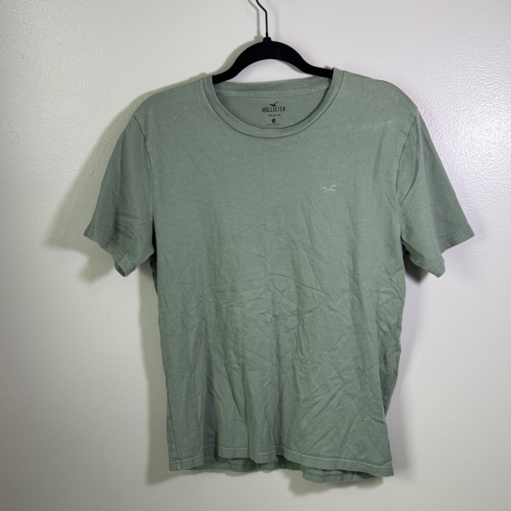 Hollister Men's Sage Green Tee Size M